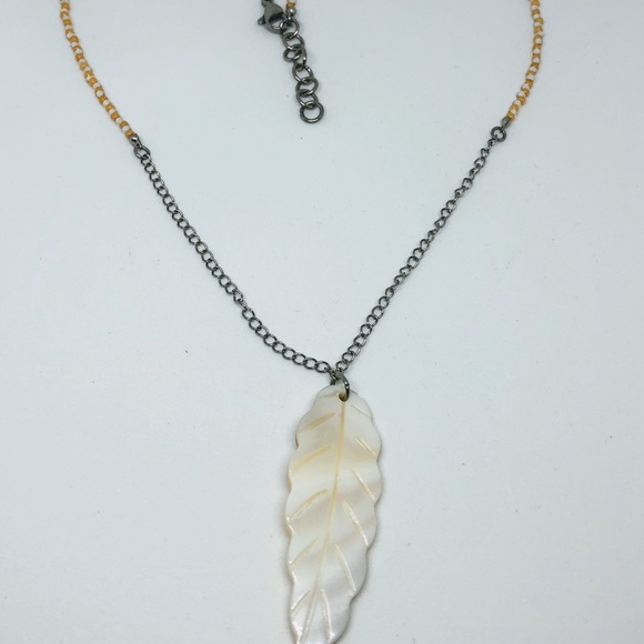 Handmade shell leaf necklace - Picture 2 of 4